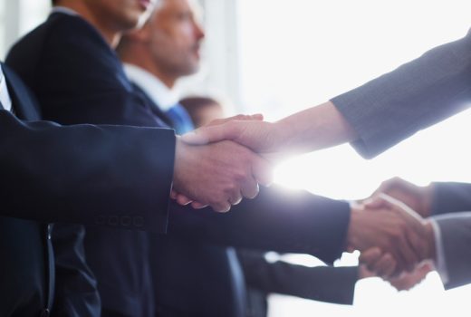 10 tipos de saludos con la mano que conviene evitar