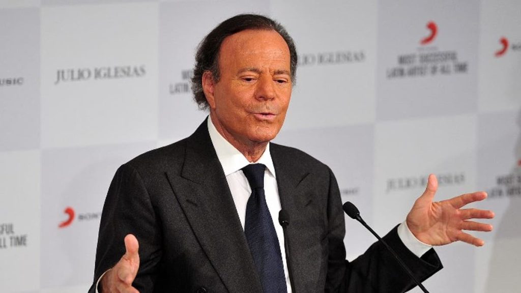 La estrategia de Julio Iglesias para conquistar el mercado americano que copia Rosalía