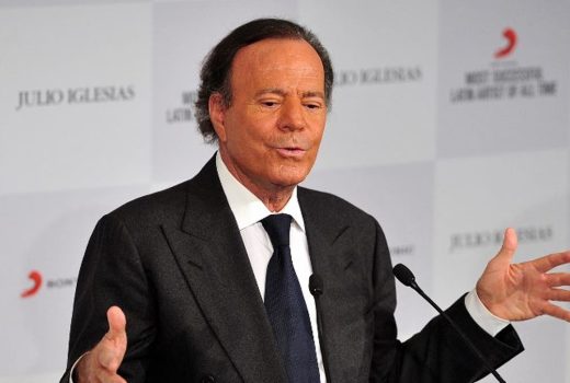 La estrategia de Julio Iglesias para conquistar el mercado americano que copia Rosalía