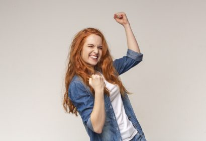 Chica sonriente celebrando un éxito