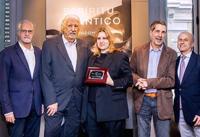 Adolfo Dominguez recibe el premio Miguel Angel Furones de Presidentex
