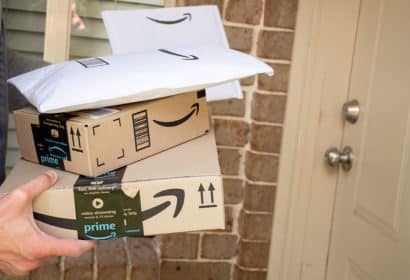 paquetes de Amazon en la puerta