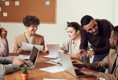 Cómo mejorar el ambiente laboral de tu empresa: 10 Consejos y ejemplos