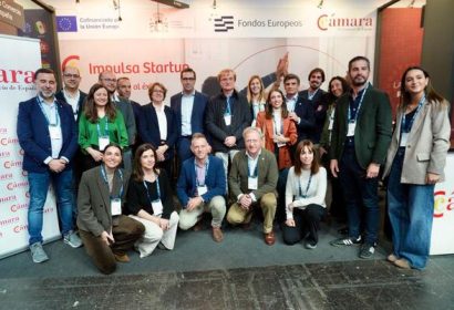 El ministro Carlos Cuerpo junto con Inmaculada Riera, representantes de Cámara de España, la red de Cámaras y emprendedores