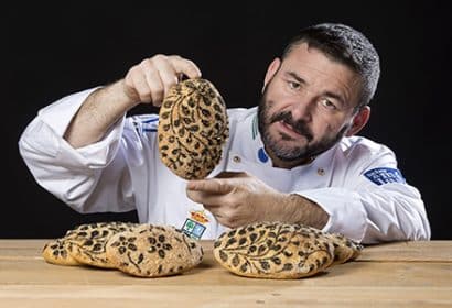 Juan Manuel Moreno vende el kilo de pan a más de 10.000 euros