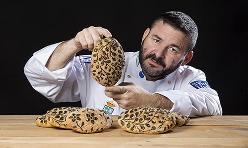 Juan Manuel Moreno vende el kilo de pan a más de 10.000 euros