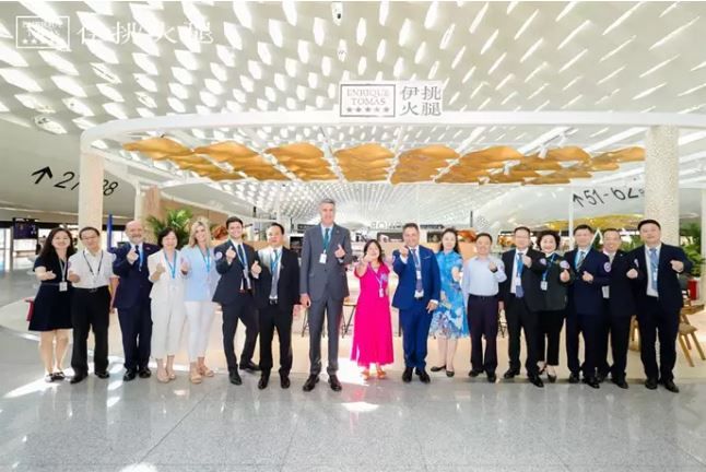 Enrique Tomás presenta sus tiendas en Shenzhen junto a Xavier Albiol, alcalde de Badalona, y Jordi Valls, teniente alcalde de Barcelona, y facilitan la firma de un MOU con China
