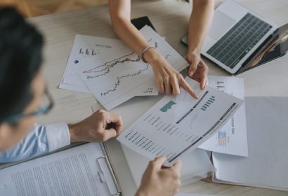 dos personas analizan datos financieros