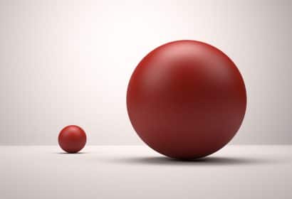 Esfera granate grande versus esfera granate pequeña