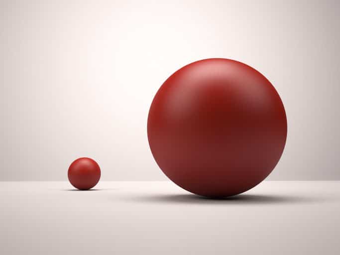 Esfera granate grande versus esfera granate pequeña