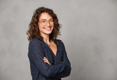 Mujer sonriente con gafas