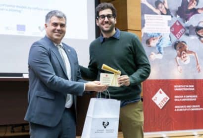 Gorka Moreno Bizkaiako Campuseko errektoreordeak eman dio saria Javier Plou Izquierdori. | Foto: Fernando Gómez. UPV/EHU.