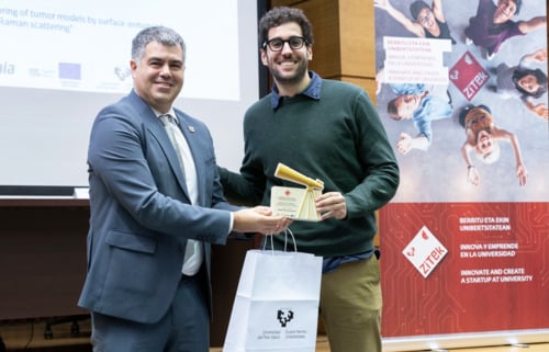 Gorka Moreno Bizkaiako Campuseko errektoreordeak eman dio saria Javier Plou Izquierdori. | Foto: Fernando Gómez. UPV/EHU.