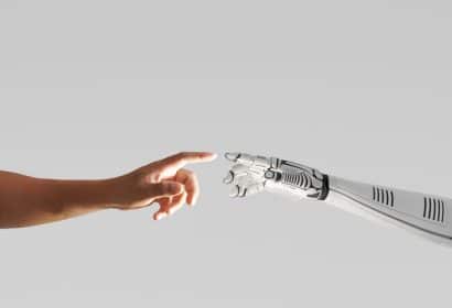 IA que nos cuida mano de robot que toca una mano humana