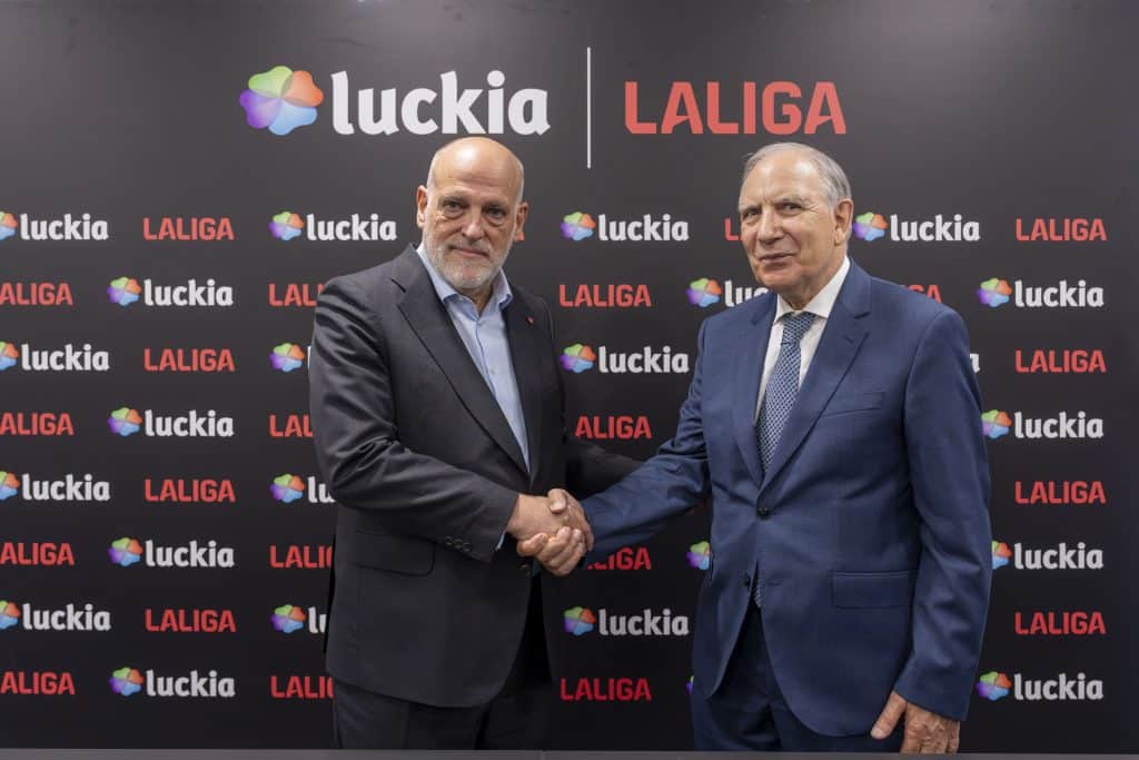 Luckia y LALIGA plasman su acuerdo con la firma entre José González y Javier Tebas