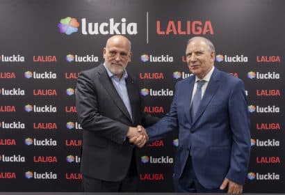 Luckia y LALIGA plasman su acuerdo con la firma entre José González y Javier Tebas