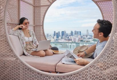 IA aplicada a marketing de influencers. Pareja en un hotel