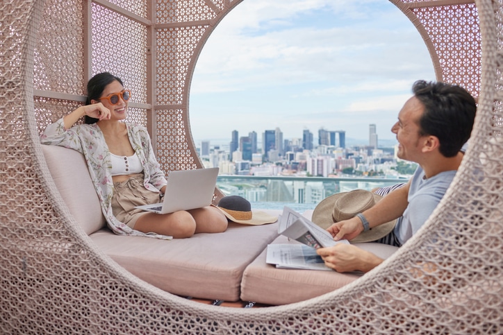 IA aplicada a marketing de influencers. Pareja en un hotel