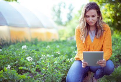 Mujer emprendedora en entorno rural