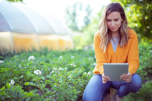 Mujer emprendedora en entorno rural