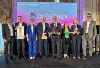 empresas galardonadas con los premios DSS INN 2024 De izquierda a derecha: Iñigo Olaizola (Fomento de San Sebastián), Jesús Valero (Tecnalia), Ane Oyarbide (concejala de Economía y Empleo Local, Román Orús y Enrique Lizaso (Multiverse Computing), Koro Odriozola y Karin Frisch (Wavegarden) y Eneko Goia (Alcalde de San Sebastián).