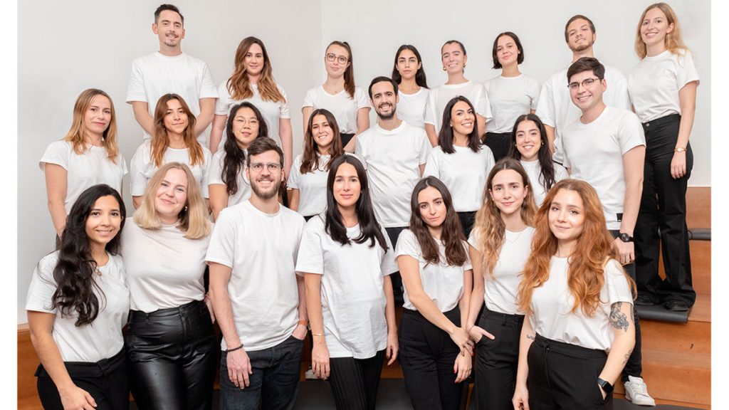 Equipo de PYRATEX®. Regina Polanco, CEO, en el centro inferior
