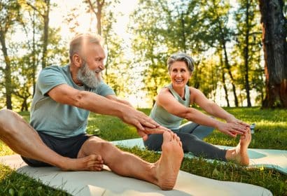 mercado para seniors. dos mayores haciendo deporte