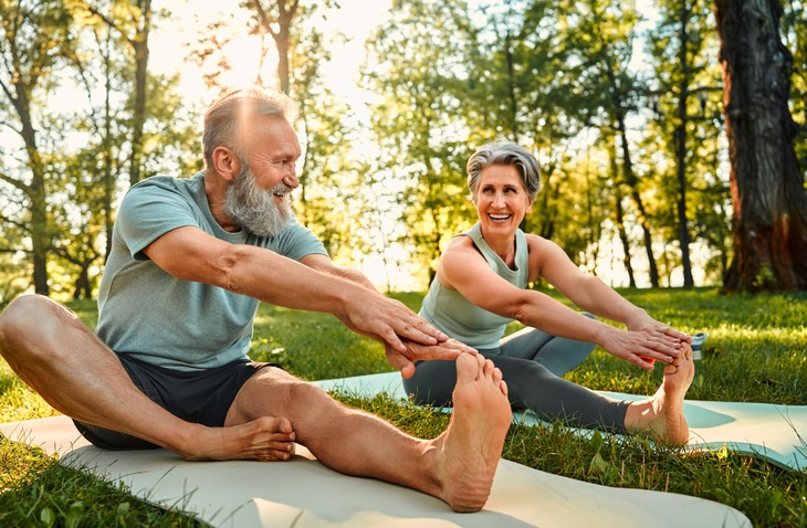 mercado para seniors. dos mayores haciendo deporte
