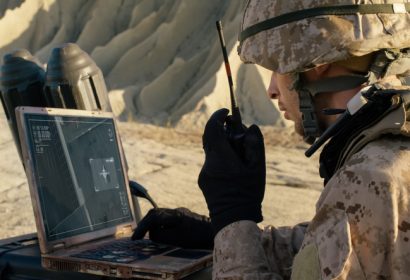 startups de defensa. militar con ordenador en el campo de batalla