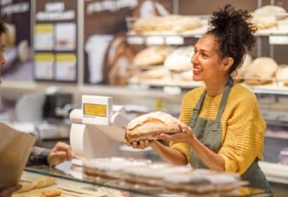 Dependienta atendiendo en una panadería