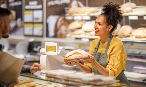 Dependienta atendiendo en una panadería