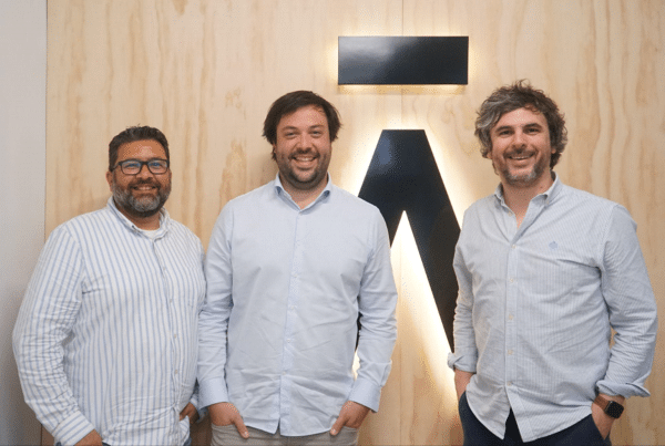 Juan Carlos Morales (izquierda), Franz Palleres y Gabriel Espín, fundadores de Aticco, que acaba de cerrar una ronda de financiación de 10 millones de euros