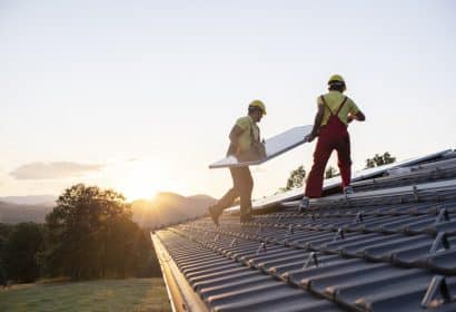 Trabajadores autónomos colocando paneles solares