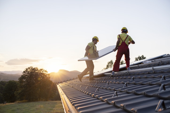 Trabajadores autónomos colocando paneles solares
