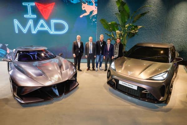 Las autoridades posan junto al Dark Rebel y el CUPRA Raval en el CUPRAityG