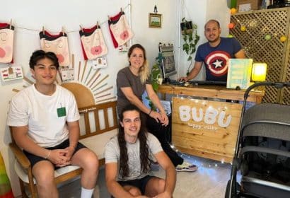 Luciana Salvador, CEO de Bubu, junto a su equipo