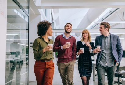 Charla, café y otras distracciones durante la jornada laboral