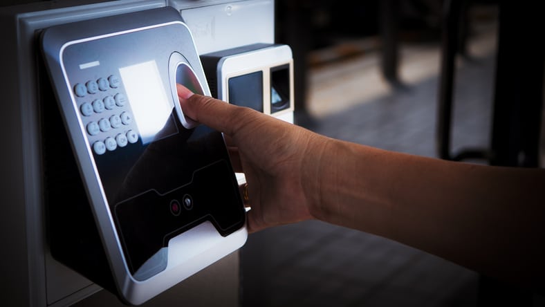 Sistema de control de presencia y accesos mediante biometría