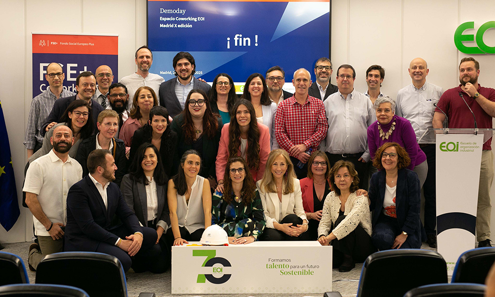 Imagen grupal de los participantes en el Demoday del espacio de Coworking de la EOI en Madrid