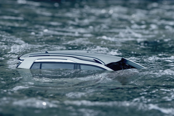 Coche en inundación de la DANA