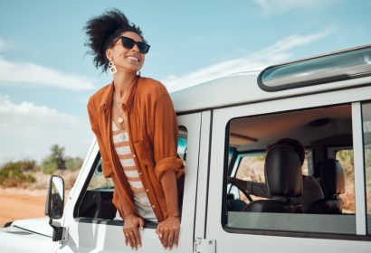 emprender en turismo. mujer sacando la cabeza por una ventanilla en vacaciones