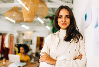 Empresaria de moda en su negocio