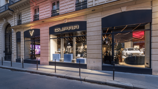 Escaparate del CUPRA City GArage París