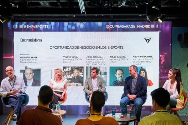 Vista general de la mesa redonda de eSports en CUPRA City Garage