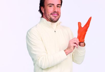 Fernando Alonso se pone al volante de un buggy en el nuevo spot de Flexicar