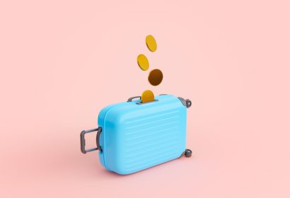monedas cayendo en una maleta