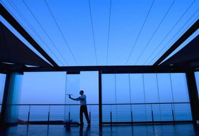 Hombre limpiando ventanas
