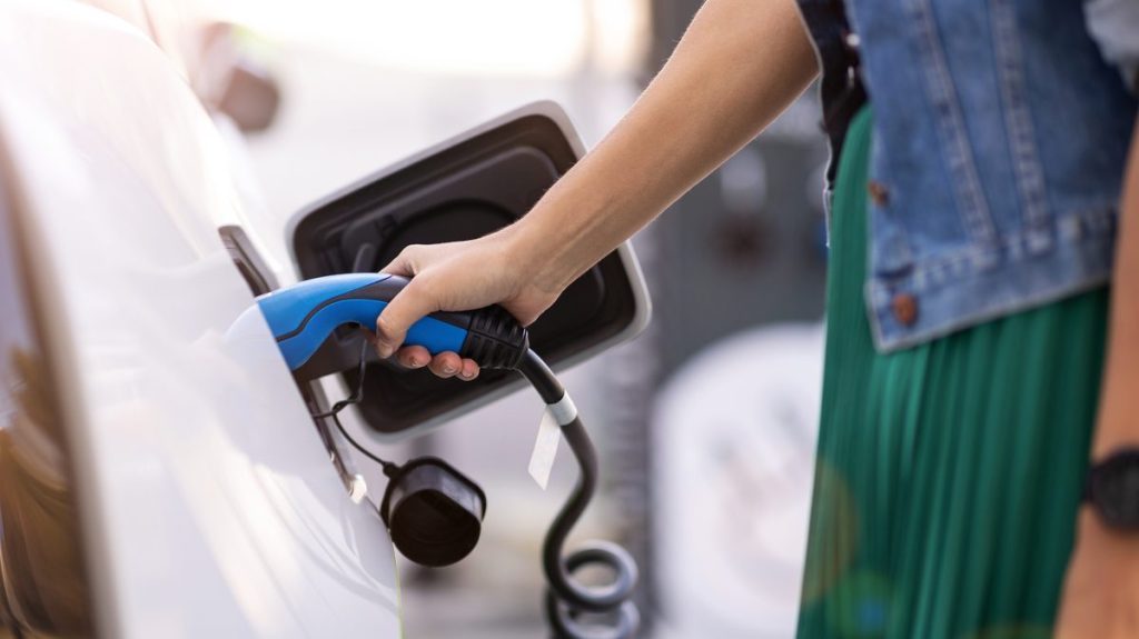 Coches eléctricos: ¿cómo instalar un punto de recarga en tu casa?