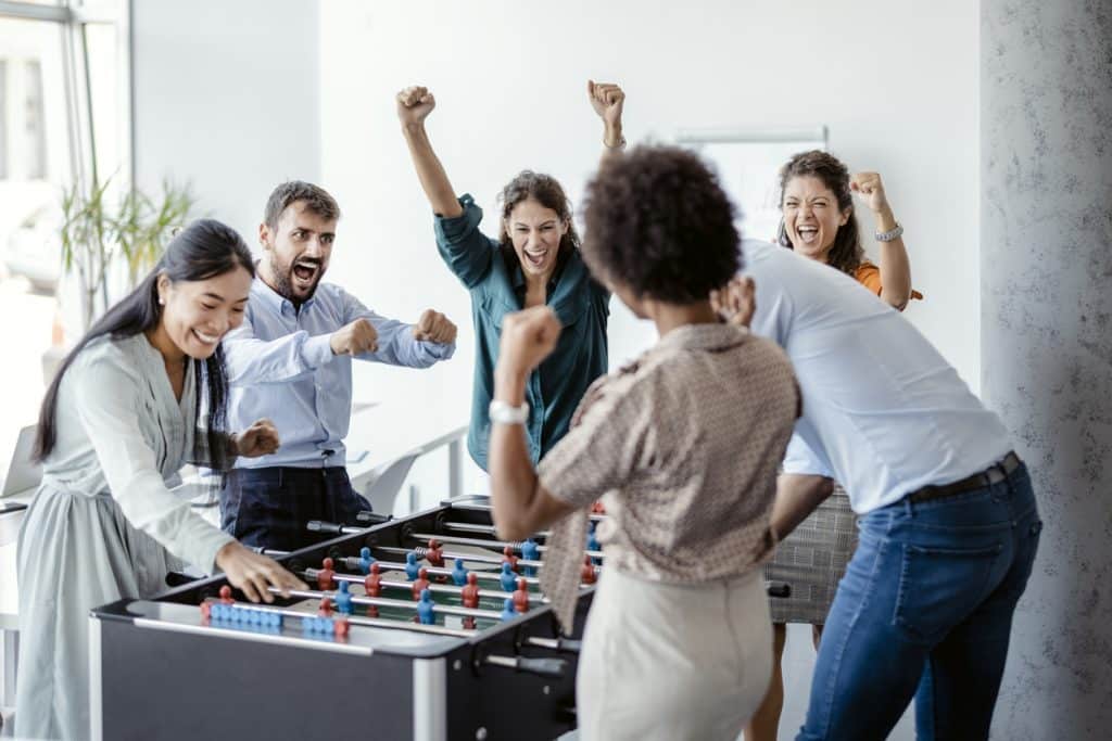 ¿Compañeros o amigos? 5 ventajas de cultivar la amistad en el trabajo
