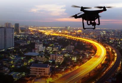 Dron movilidad carretera istock
